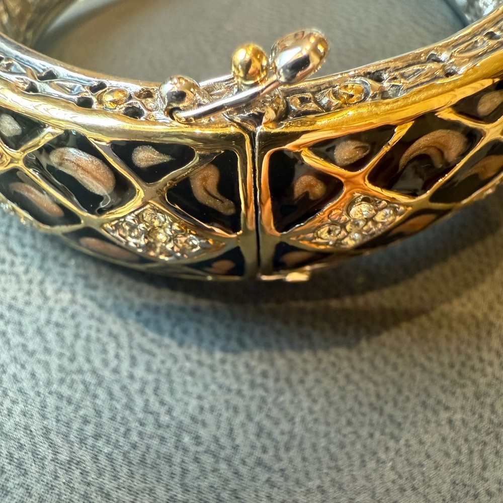 Elegant John Medeiros Pave Hinged Bangle Bracelet. - Picture 4 of 11